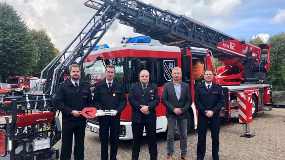 Symbolische Schlüsselübergabe: Louis Schultz (von links), Marcel Neumann, Frederik Lehmeier, Bürgermeister Frank Meier und Wehrleiter Robin Brand. - © Marilena Nolting