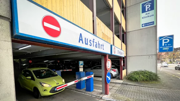 Das Parkhaus "Am Klinikum" ist ab diesem Montag nur noch f&uuml;r Besch&auml;ftigte des Krankenhauses nutzbar. Falschparker werden konsequent abgeschleppt. - &copy; Raphael Bartling