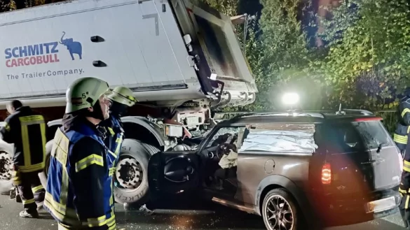 Der Wagen schob sich bei dem Aufprall unter den geparkten Lkw. - © Feuerwehr Extertal