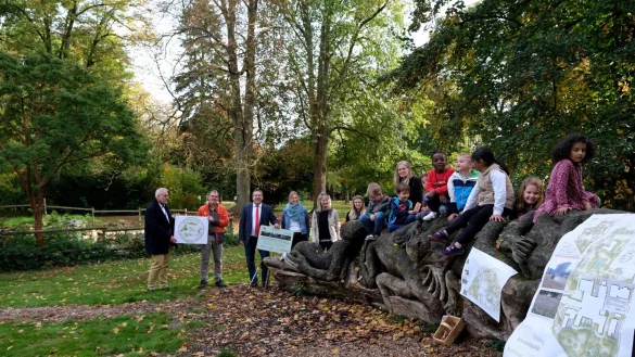 Im Klinikgarten Lemgo ist eine Oase für Insekten entstanden. Darüber freuen sich (von links) Kliniksprecher Christian Ritterbach, Jürgen Braunsdorf (Kreis Lippe), Landrat Dr. Axel Lehmann, Jana Schröder (Kita-Leitung DRK Lemgo), Martina Grün (Fachberatung Kindertageseinrichtung DRK), Alltagshelferin Lisa Henriques und Erzieherin Britta Grote (Kita DRK). - © Klinikum Lippe