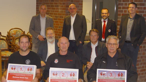 Sieger, Verantwortliche und Sponsoren nach der Ehrung: (hintere Reihe v. l.) Dirk Tolkemitt, Bürgermeister und Schirmherr, Andreas Woite, SSV-Vorsitzender, und Matthias Schalk, DRK-Leiter Bad Salzulfen, sowie Michael Prautzsch, Referent Blutspendedienst, (mittlere Reihe sitzend v. l.) Ralf Fuhrmann, Sparkasse Lemgo und Christian Keller, Volksbank Bad Salzuflen sowie (vorne) Frank Herholt (Shotokan Dojo), Jörg Reipke, TuS Lockhausen, und Klaus Steinkamp, DLRG . - © Michael Schüler/SSV