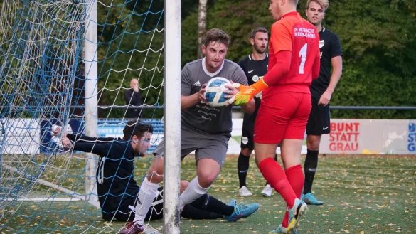Hiddesen-Heidenoldendorfs Marco Seifert hat es nach dem 1:1 eilig. - &copy; J&ouml;rg Hagemann