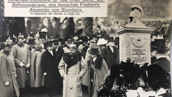 Dieses Denkmal wurde vom F&uuml;rsten Leopold IV zur Lippe (heller Mantel) im Jahre 1913 
gestiftet. Es ersetzte einen &auml;lteren, bereits verwitterten Gedenkstein von 1813 
der dieselbe Inschrift trug. Das Bild ist eine Reproduktion des Originalfotos. - &copy; Silke Buhrmester