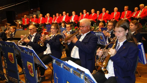 Der Polizeichor Detmold hat sich f&uuml;r das Benefiz-Konzert in der Stadthalle einen starken Klangk&ouml;rper f&uuml;r den musikalischen Unterbau beschafft: Das Lipperland-Orchester Alverdissen entfaltet die volle Wucht eines schlagkr&auml;ftigen Bl&auml;ser-Ensembles und bietet so eine formidable Erg&auml;nzung des vokalen Vortrags vor nahezu ausverkauftem Haus. (Foto: Hajo G&auml;rtner) - &copy; Hajo G&auml;rtner