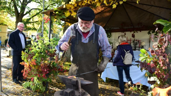 Schmied Werner Gerke pr&auml;sentiert sein Handwerk auf dem diesj&auml;hrigen Bauernmarkt. - &copy; Nicole Ellerbrake