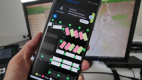 In der Smartphone-App City Pilot wird angezeigt, ob Parktpl&auml;tze belegt sind, oder nicht. Bei den Wohnmobilstellpl&auml;tzen auf dem Parkplatz Werrebogen ist das nat&uuml;rlich besonders praktisch. - &copy; Jost Wolf