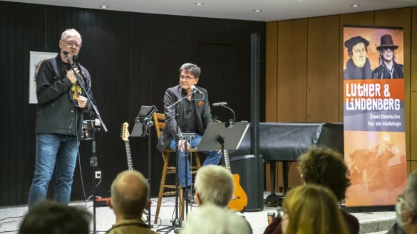 Das Duo mit Uwe Birnstein (links) und Werner Hucks vergleicht das Leben und Wirken von Martin Luther und Udo Lindenberg. - &copy; Laurenz Tegethoff