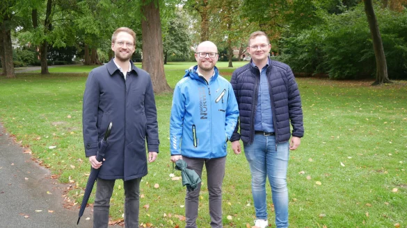 Baumamtsleiter Karl Wessel, Felix Rullmann (Jusos Lippe) und Julien Thiede (Vprsitzender SPD Lemgo, von links) im Abteigarten. - &copy; Jusos Lemgo