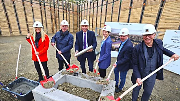 LWL-Kulturdezernentin Dr. Barbara Rüschoff-Parzinger (von links), Klaus Baumann, Dr. Georg Lunemann, Museumsleiterin Dr. Marie Luisa Allemeyer, Matthias Gundler und Architekt Michael Müller legen den Grundstein für das neue Eingangs- und Ausstellungsgebäudes im LWL-Freilichtmuseum Detmold. - © LWL/Gerstendorf-Welle