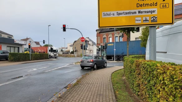 Der Umbau der Kreuzung hat in diesem Bereich etwas gebracht - es gibt weniger Staus. Allerdings hakt es, wenn man weiter stadteinw&auml;rts f&auml;hrt. Die Fraktionen sind sich einig: Die Stadt braucht ein Verkehrskonzept und Ideen f&uuml;r ein Leitsystem. - &copy; Astrid Sewing