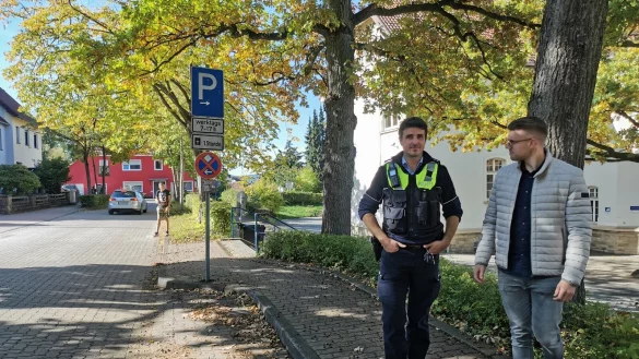 &Uuml;berwachen ab Ende Oktober die Einhaltung der neuen Park-Vorschriften an der Grundschule in B&ouml;singfeld: Bezirksbeamter Daniel Tiedge (links) und Ordnungsamtsleiter Marvin R&ouml;sch. - &copy; Sylvia Frevert