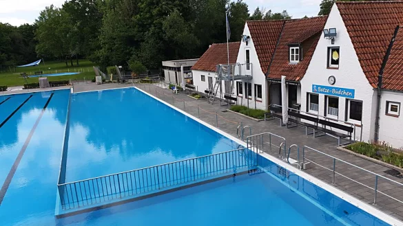 Für 2022 ist die Badesaison beendet. Die ließe sich aber künftig durchaus um ein paar Tage ausdehnen, wenn das Freibad künftig mit Sonnenkraft und Wärmepumpe das Badewasser erwärmt. - © Gemeindewerke Schlangen
