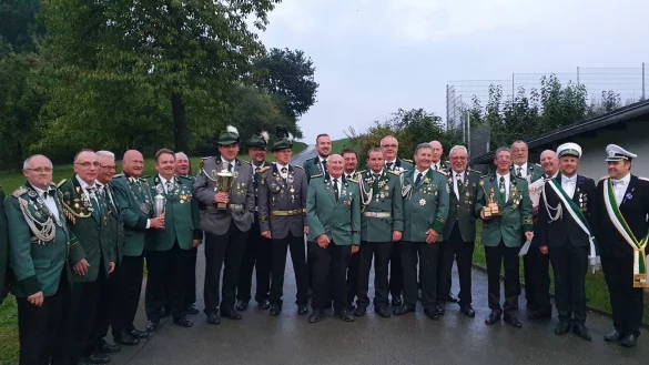 Die erfolgreichen Sch&uuml;tzen des Obristenpokalschie&szlig;ens. - &copy; Sch&uuml;tzenverein Humfeld