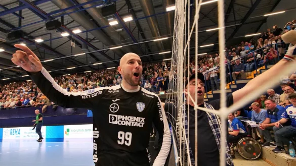 Torh&uuml;ter Urh Kastelic stimmt mit den Lemgoer Hexen erstmals in dieser Saison die Humba an. Foto: J&ouml;rg Hagemann - &copy; J&ouml;rg Hagemann