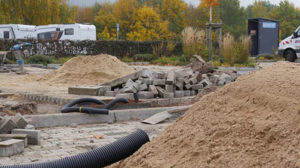 Derzeit laufen die Arbeiten, um den Wohnmobilstellplatz auf dem Parkplatz am Werrebogen von 10 auf 21 Pl&auml;tze zu erweiteren. - &copy; Jost Wolf