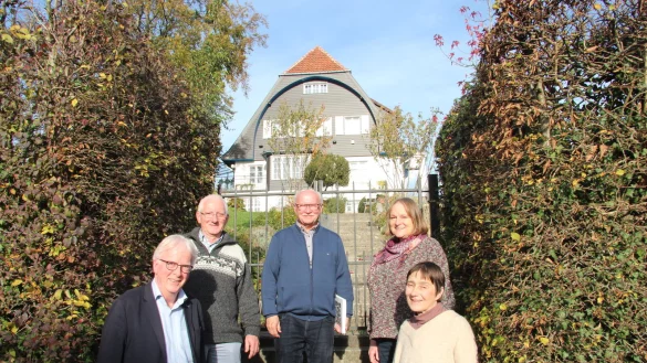 Christoph Pompe, Dr. Immo Niebel, Dr. Hans-Joachim Keil, Angelika Niebel und Dr. Katharina Schmidt von der Projektgruppe "Friedrichsh&ouml;he" vor einem aufwendig renovierten Wohnhaus in der Friedrich-Pieper-Stra&szlig;e. - &copy; Cordula Gr&ouml;ne