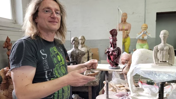 Christian Stiesch arbeitet in seinem Atelier in Bielefeld. Dort gibt es einen beeindruckende &Uuml;bersicht &uuml;ber sein Werk. Bronze, Beton, Keramik und Ton - aus ihnen gestaltet der Bildhauer zumeist Figuren oder Installationen. - &copy; Astrid Sewing