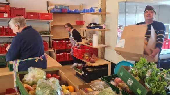 Beim Tisch in Schieder wei&szlig; jeder, was er zu tun hat, auch Rita Beckmeier, Manuela Axmann und Heinz Altenbernd. - &copy; Marianne Schwarzer