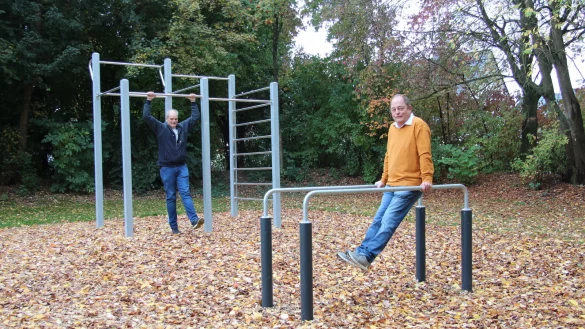 Frank Bracht (links) und Claus M&ouml;hring probieren die neuen Sportger&auml;te auf dem Bolzplatz in Wahmbeckerheide aus. - &copy; Nadine Uphoff