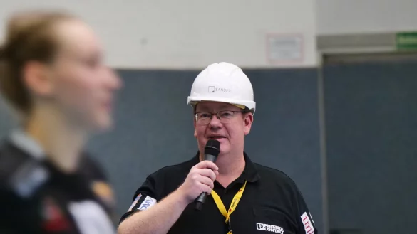 HSG-Hallensprecher Hartmut Ehlert macht "Bob, dem Baumeister" Konkurrenz. - &copy; J&ouml;rg Hagemann