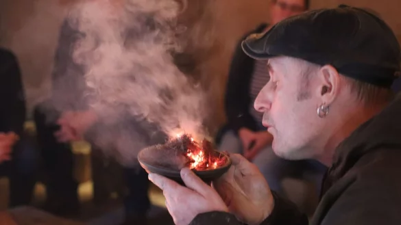 Arch&auml;otechniker S&ouml;hnke Raimann vermittelt sein Wissen &uuml;ber Feuer gern an die Besucher. Bis der Zunderschwamm gl&uuml;ht, ist viel Fingerfertigkeit und Geduld erforderlich. Foto: Knut Dinter - &copy; Knut Dinter