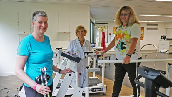 Irmgard Kaiser (von links), Chef&auml;rztin und &Auml;rztliche Direktorin Dr. Birgit Leibbrand und Leyla Hoffmann stehen in einem der Trainingsr&auml;ume der Salzetalklinik. Die Brustkrebspatientinnen lernen hier, wieder aktiv zu werden. - &copy; Alexandra Schaller