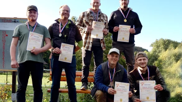 Die stolzen Sieger Vizemeister Jonas Lüdeking und Louis Winter (links), die Meister Christoph Huxol und Marcel Modroch (oben) und die Drittplatzierten Lasse Argauer und Lasse Böke (rechts). - © Christian Albert