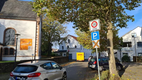 Die Schilder sind abgeklebt: Derzeit herscht keine Parkscheibenpflicht in der Braker Mitte. - &copy; Nadine Uphoff