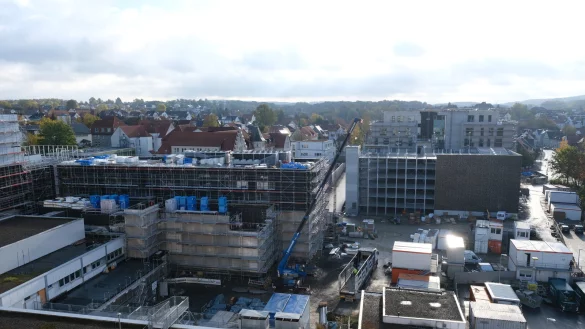 Das neue Krankenhausgebäude in Detmold, unter anderem mir neuer Intensivstation, wird ab April/Mai abschnittsweise in Betrieb genommen – links im Bild. - © Klinikum Lippe