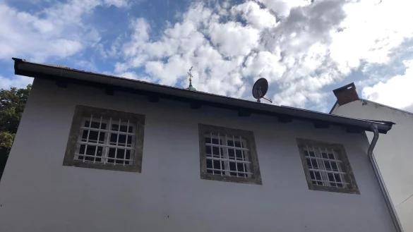 Hinter diesen vergitterten Fenstern sa&szlig; August Dingersen ein. Das ehemalige Gef&auml;ngnis von Bad Salzuflen, das heute ein Wohnhaus ist, befand sich direkt hinter dem Amtsgericht, das die Gastst&auml;tte "Lebenslang" beherbergt und fr&uuml;her Sitz der Stadtb&uuml;cherei war. - &copy; Thomas Reineke