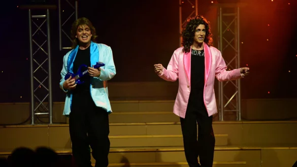Das Travestie-Modern Talking Duo unterhielt die rund 300 Zuschauer in der Konzerthalle. - &copy; Nicole Ellerbrake