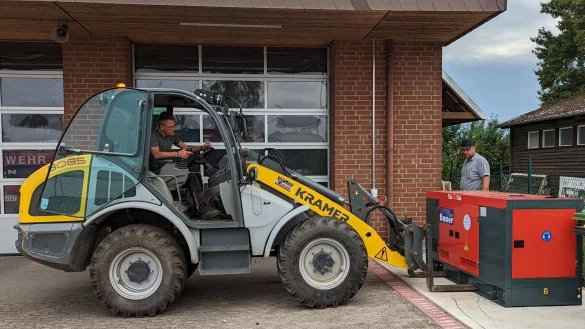 Matthias Fortkord und Stefan Tegtmeier nehmen ein Notstromaggregat mit 40kVA an der Leopoldsh&ouml;her Feuerwehrwache probehalber in Betrieb. Foto: Gemeinde Leopoldsh&ouml;he - &copy; Gemeinde Leopoldsh&ouml;he