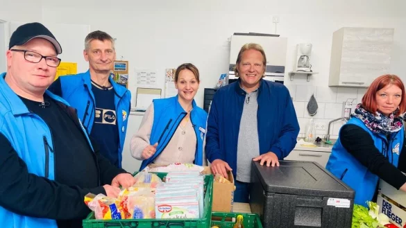 Oliver Watson (von links) Nils Lettmayer, Nadia Einloft, Fernsehkoch Bj&ouml;rn Freitag und Kerstin Surma sichten die Lebensmittel, die die Discounter gespendet haben. Immer mittwochs werden sie von den Helfern der Bahnhofsmission eingesammelt. - &copy; Astrid Sewing