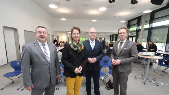 Der neuen Schulleiterin des L&uuml;ttfeld-Berufskollegs, Andrea Brasch, gratulieren (von links) Landrat Dr. Axel Lehmann, Michael T&ouml;nnesmann, Schulfachlicher Dezernent der Bezirksregierung, und Dr. Olaf Peterschr&ouml;der, zust&auml;ndiger Verwaltungsvorstand des Kreises. - &copy; Jens Rademacher