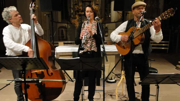 Kontrabass, Klarinette und Gitarre: R&uuml;diger Grob, Kathrin Habich und Uwe Vogel pr&auml;sentieren Klezmer-Songs in der Nicolaikirche. (Foto: Hajo G&auml;rtner) - &copy; Hajo G&auml;rtner