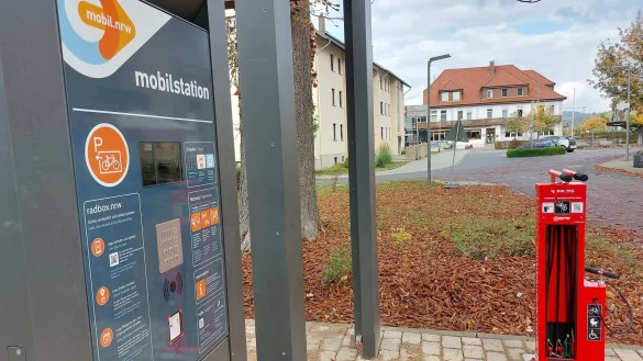Hier kann man seinen Fahrradparkplatz oder auch ein Schlie&szlig;fach zum Laden des Akkus f&uuml;r das E-Bike buchen. Neben der Mobilstation gibt es eine kleine Reparaturstation, an der die Reifen des Fahrrades aufgepumpt oder mit dem Werkzeug kleinere Reparaturen vorgenommen werden k&ouml;nnen. - &copy; Michaela Wei&szlig;e