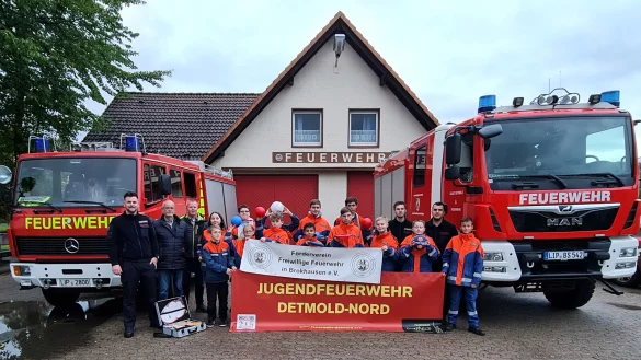 Freuen sich &uuml;ber neues Spiel- und Ausbildungsger&auml;t: (von links) Jugendfeuerwehrwart Cord-Henrik Starke, die Vorsitzenden des F&ouml;rdervereines Rolf Rethmeier und Lars Topp, die Jugendgruppensprecherin Clara Sch&ouml;nbom mit Mitgliedern der Jugendfeuerwehr Detmold-Nord, sowie die Jugendfeuerwehrwarte Timo Wehmeier und Lars Tonk. - &copy; L&ouml;schgruppe Brokhausen