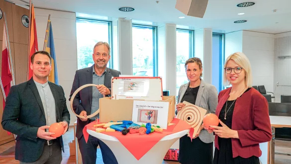 Christian Jungk (von links), Markus Rempe (Leiter Fachdienst Bildung), Anika Rabe und Sina Harst von der Sportf&ouml;rderung des Kreises Lippe glauben, dass Sport in der Gruppe den Kindern und Jugendlichen bei ihrer pers&ouml;nlichen Entwicklung weiterhelfen wird.?Foto: Lippe Bildung eG - &copy; Foto: Lippe Bildung eG