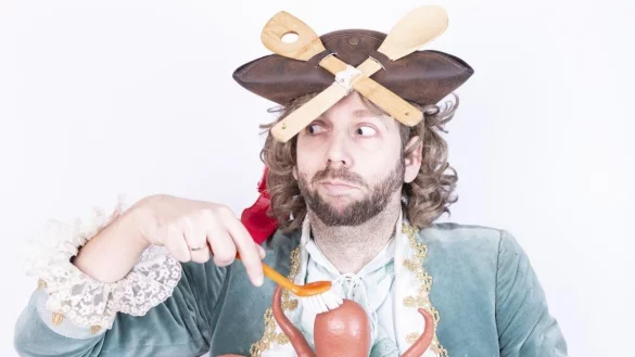 Backenbart Bernd pr&auml;sentiert seine Show am Sonntag in der Mittelstra&szlig;e. - &copy; GrePan Fotografie