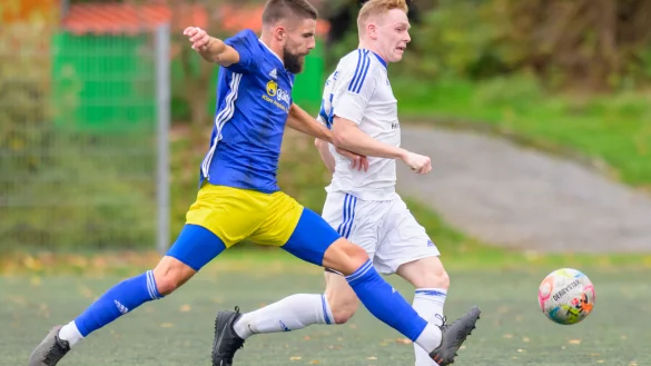 &Uuml;berfl&uuml;gelt - Der Kirchheidener Leon Delker (wei&szlig;) wird von Thomas Janzen von der SG Bentorf/Hohenh. eingeholt und am Pass in die Tiefe gehindert. Foto: Egon Penner. - &copy; Egon Penner