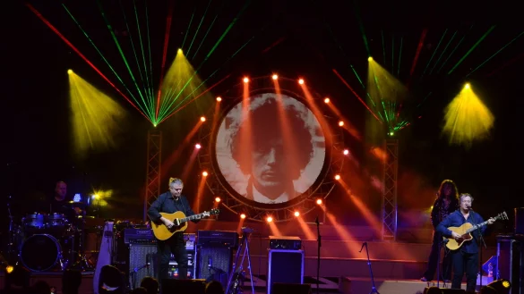 Kreisrunde Videoleinwand, phantasievoll und farbenpr&auml;chtig arrangierte Lightshow &ndash; die Techniker von &bdquo;Kings of Floyd&ldquo; packten in der Konzerthalle von Bad Salzuflen das volle Besteck modernster Licht- und B&uuml;hnentechnik aus. Links im Bild Gitarrist Maurus Fischer, rechts Frontmann Mark Gillespie. - &copy; Georg K&auml;lble