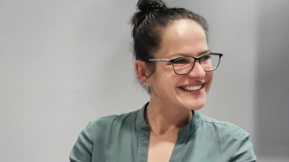 Susanne Hor, die neue Mitarbeiterin im Bauamt der Gemeinde Extertal, wei&szlig;, wie es um die Bauarbeiten an der Schule steht. - &copy; Sylvia Frevert