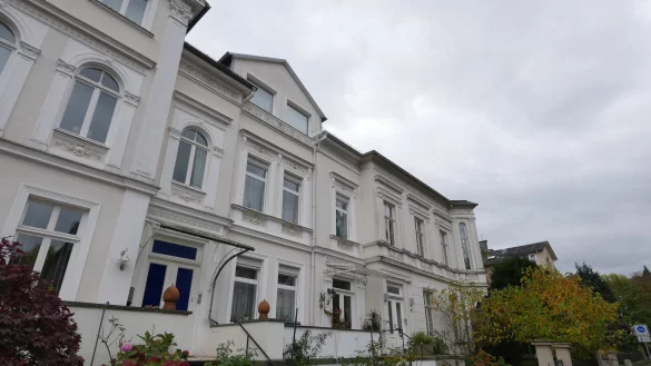 Das Haus Gartenstra&szlig;e 6 (mit der blau verglasten T&uuml;r) ist Teil einer einheitlich konzipierten Baugruppe. In ihm befand sich von 1939 bis 1942 die private j&uuml;disches Volksschule Detmold, weil Sch&uuml;ler j&uuml;dischen Glaubens nach einem Erlass der damaligen Landesregierung Lippe regul&auml;re Schulen nicht mehr besuchen durften. Sp&auml;ter beherbergte das Haus ein j&uuml;disches Altersheim. Eine im B&uuml;rgersteig verlegte "Stolperschwelle" dar&uuml;ber aufkl&auml;ren. - &copy; Jost Wolf