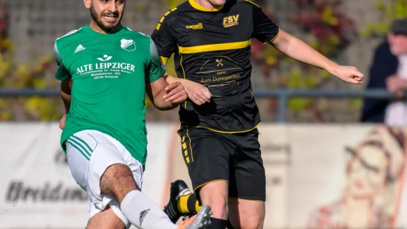 FSV-Kapit&auml;n Eric Bokel (rechts) und SuS-Kontrahent Perwer Amouka schenkten sich nichts. - &copy; Egon Penner