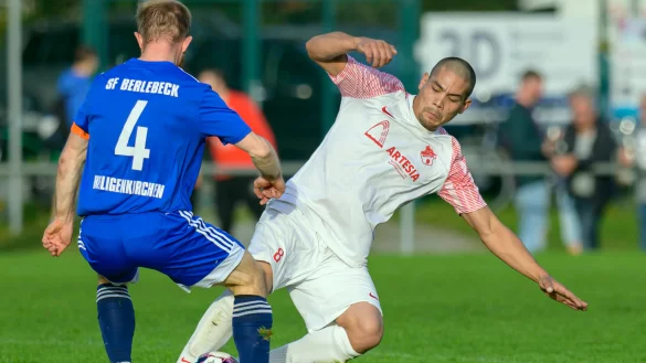 Harte Bandagen - Beide Mannschaften gingen konsequent in die Zweik&auml;mpfe. In dieser Szene attackiert der Augustdorfer Patrick Ehrenberg (wei&szlig;) seinen Berlebecker Kontrahenten Max Schnitzerling (4, blau). - &copy; Egon Penner