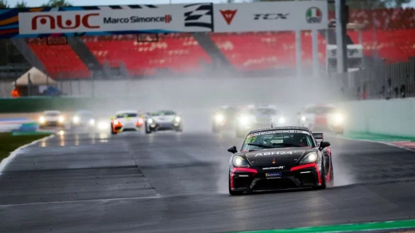 Vorneweg: Der Salzufler Gian-Luca Tüccaroglu im Sprint-Nachtrennen des Porsche-Sports-Cup Deutschland im italienische Misano. - © Gruppe C Fotografie/Porsche-Sports-Cup