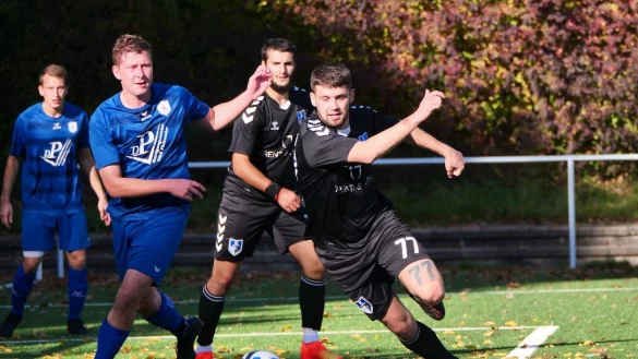 Der Mann mit der doppelten 77 auf dem Oberschenkel haut sich rein: Andrei Pyrlitesku, hier abgeschirmt von Robin Pl&ouml;ger, freute sich &uuml;ber den Salzufler 2:1-Sieg. - &copy; J&ouml;rg Hagemann