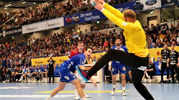 Und pl&ouml;tzlich klappt auch das nicht mehr: Nachdem Samuel Zehnder f&uuml;nf Siebenmeter sicher versenkt hatte, schnappte Jogi Bitter beim sechsten Versuch zu und fing den Ball. Foto: J&ouml;rg Hagemann - &copy; J&ouml;rg Hagemann