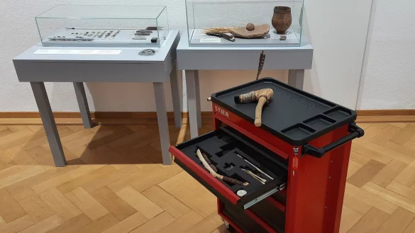 F&uuml;hlen, Ertasten und Ausprobieren am Arch&auml;o-Mobil. - &copy; Lippisches Landesmuseum