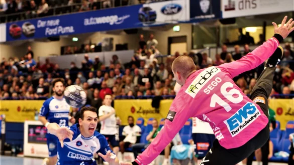 Samuel Zehnder Auge in Auge mit dem kroatischen Torh&uuml;ter Marin Sego, der die TBV-Werfer in der Schlussphase zur Verzweiflung trieb. - &copy; J&ouml;rg Hagemann